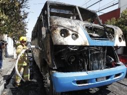 En avenida Maestros y Enrique Díaz de Léon se reportó un camión del transporte público incendiado.  /