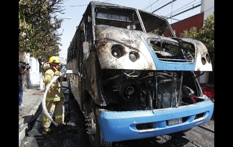 En avenida Maestros y Enrique Díaz de Léon se reportó un camión del transporte público incendiado.  /