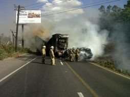 Un tráiler fue atravesado en carretera Guadalajara-Nogales e incendiado por tres sujetos armados.  /