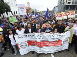 El reverendo Sharpton (centro) lamentó el intento de confrontar a los afroestadounidenses con los hispanos. AP  /