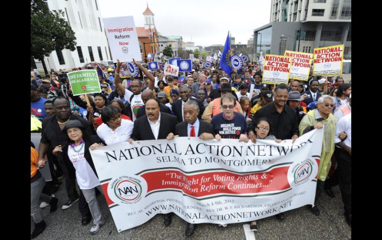 El reverendo Sharpton (centro) lamentó el intento de confrontar a los afroestadounidenses con los hispanos. AP  /