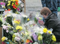 Una doliente ofrece sus oraciones a las miles de víctimas que fallecieron en marzo de 2011 por el tsunami, en Onagawa. AP  /