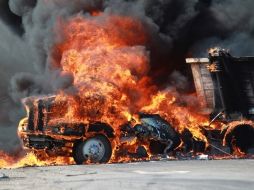 Aunque en los bloqueos fueron utilizados unidades de transporte público, en la Carretera a Chapala fue incendiado este tráiler.  /