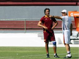 El técnico Eugui da indicaciones al capitán de Tecos, Juan Carlos Leaño, en la práctica universitaria. MEXSPORT  /