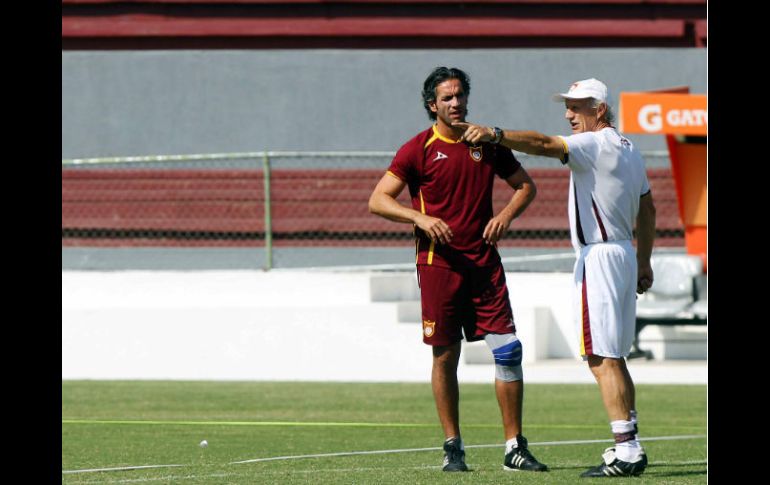 El técnico Eugui da indicaciones al capitán de Tecos, Juan Carlos Leaño, en la práctica universitaria. MEXSPORT  /