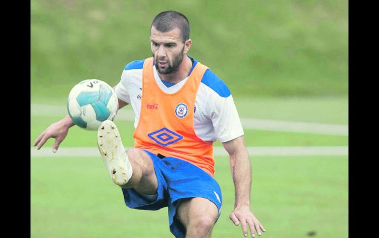 Emanuel Villa fue suspendido un juego por anotar un gol con la mano, en la jornada 4. MEXSPORT  /