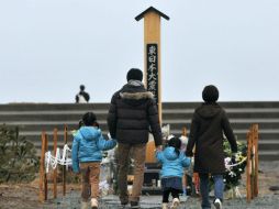 Familiares de los fallecidos en el tsunami se congregan en los altares montados en distintos puntos de Japón para rezar. EFE  /