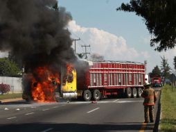 En la carretera a Chapala en el kilómetro 16, se presentó un bloque, en el que se incedió un camión de carga pesada sobre la vía.  /