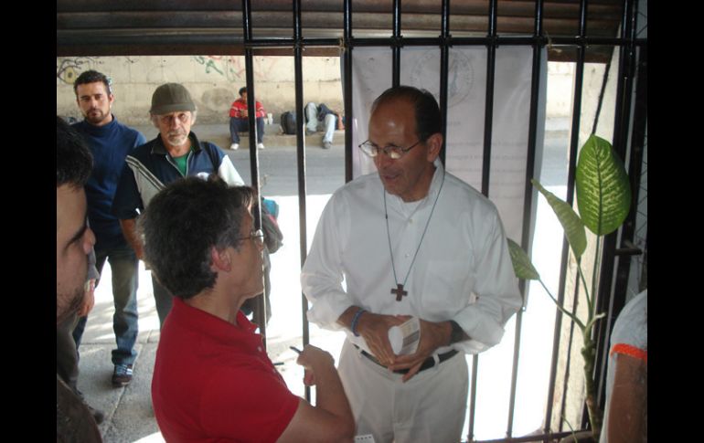 El Padre Solalinde platica con Dulcinia García, voluntaria de FM4  /