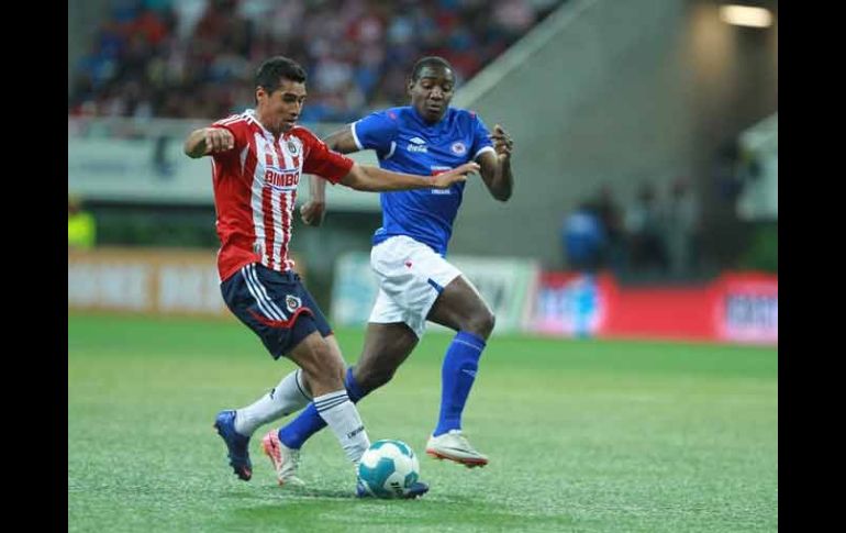 Las Chivas sumaron su tercera victoria del torneo al vencer a Cruz Azul por 2-1.  /