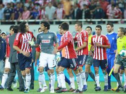 Al término del encuentro, Enrique Meza intentó encarar al portero de las Chivas, Luis Michel.  /