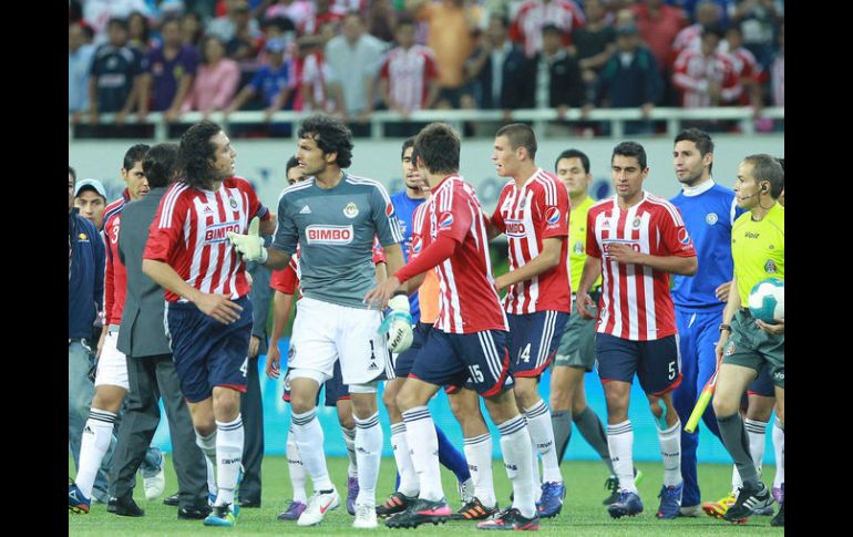 Al término del encuentro, Enrique Meza intentó encarar al portero de las Chivas, Luis Michel.  /