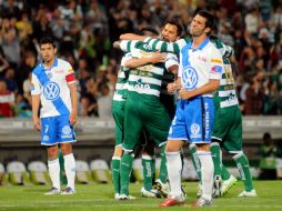 Jugadores del Santos festejan una anotación ante el Puebla. AFP  /