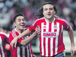 Héctor Reynoso (derecha) celebra el gol del triunfo.  /