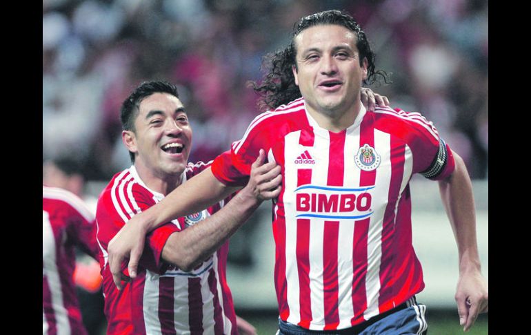 Héctor Reynoso (derecha) celebra el gol del triunfo.  /