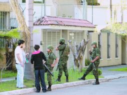 Col. Lomas Altas. Militares permanecen resguardando la zona en donde fue detenido Erick Valencia, lo que desató la serie de bloqueos.  /