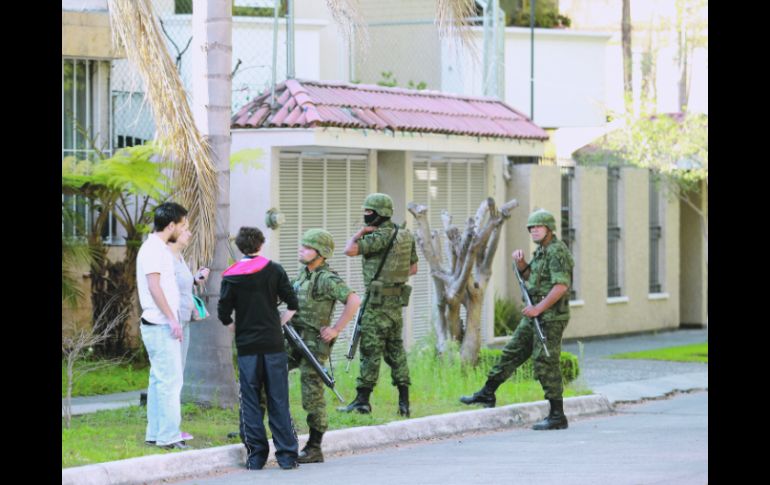 Col. Lomas Altas. Militares permanecen resguardando la zona en donde fue detenido Erick Valencia, lo que desató la serie de bloqueos.  /