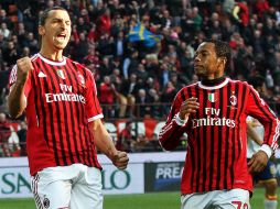 Ibrahimovic (i), del Milán, es felicitado por su compañero  Robinho después de marcar el 2-0 durante el partido. EFE  /