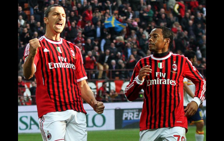 Ibrahimovic (i), del Milán, es felicitado por su compañero  Robinho después de marcar el 2-0 durante el partido. EFE  /