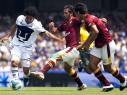 Martin Bravo dispara ante la marca de Juan Carlos Leaño de Estudiantes. MEXSPORT  /