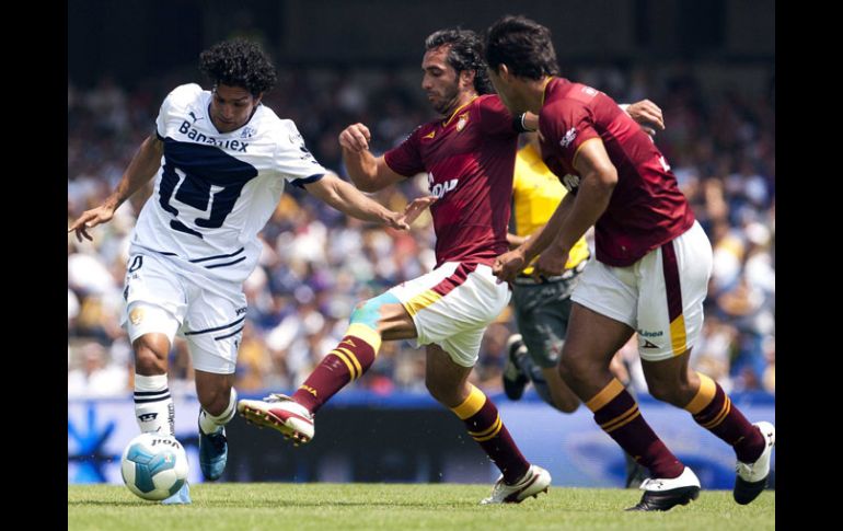 Martin Bravo dispara ante la marca de Juan Carlos Leaño de Estudiantes. MEXSPORT  /