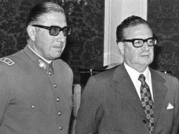 Foto de 1973. Aparece Pinochet (izq) junto al presidente Salvador Allende, tres semanas antes del golpe de estado. ARCHIVO  /