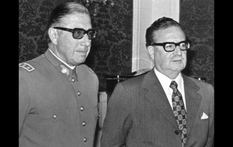 Foto de 1973. Aparece Pinochet (izq) junto al presidente Salvador Allende, tres semanas antes del golpe de estado. ARCHIVO  /