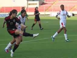 Natalia Gómez Junco dispara al entrar al área para anotar uno de los goles mexicanos. ESPECIAL @FEMEXFUTOFICIAL  /