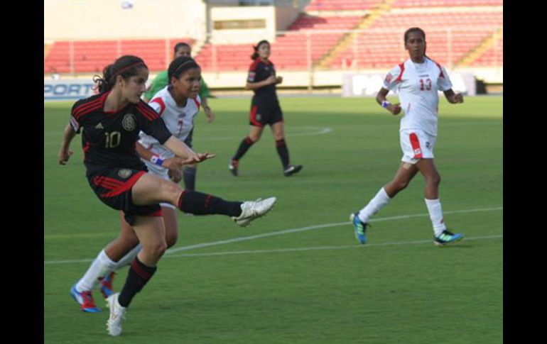 Natalia Gómez Junco dispara al entrar al área para anotar uno de los goles mexicanos. ESPECIAL @FEMEXFUTOFICIAL  /