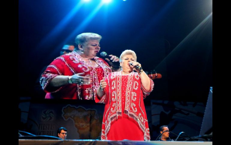 Con asistencia de siete mil personas, en su mayoría mujeres de edad madura, la cantante brindó sus éxitos.  /