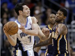 J.J. Redick (7) pasa el balón Paul George durante la segunda mitad del juego. AP  /