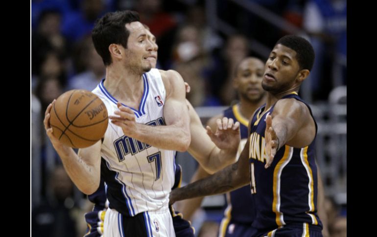 J.J. Redick (7) pasa el balón Paul George durante la segunda mitad del juego. AP  /