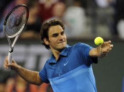 El suizo Roger Federer lanza una bola al público después de su partido con el estadounidense Denis Kudla hoy. EFE  /