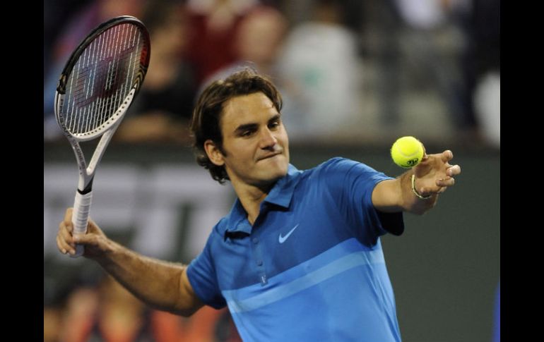 El suizo Roger Federer lanza una bola al público después de su partido con el estadounidense Denis Kudla hoy. EFE  /