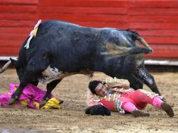 El torero mexicano Alberto Espinosa 'El Cuate' es revolcado por su primer toro de la tarde. EFE  /