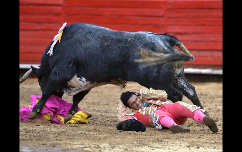 El torero mexicano Alberto Espinosa 'El Cuate' es revolcado por su primer toro de la tarde. EFE  /