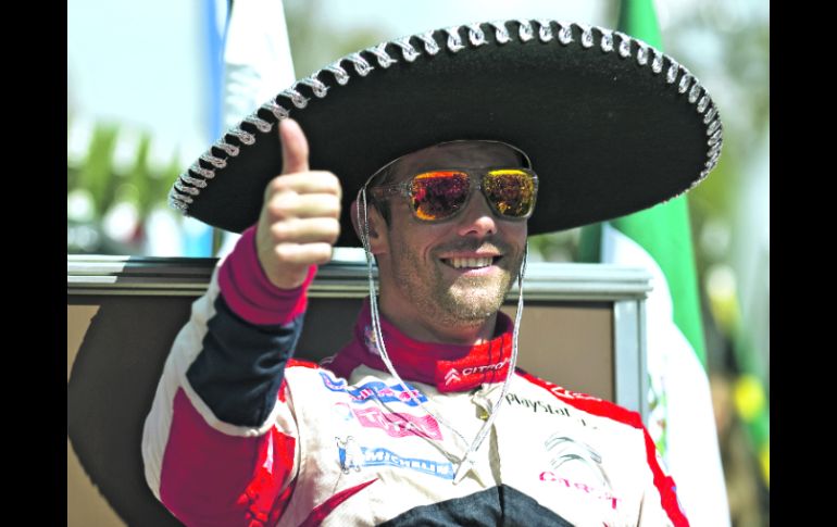 El conductor francés se colocó un sombrero charro en la ceremonia de premiación para festejar su triunfo. AFP  /