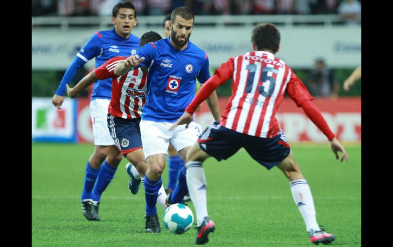 El sábado anterior mientras el Guadalajara-Cruz Azul fue transmitido por TV abierta, el Santos-Puebla sólo por SKY. ARCHIVO  /