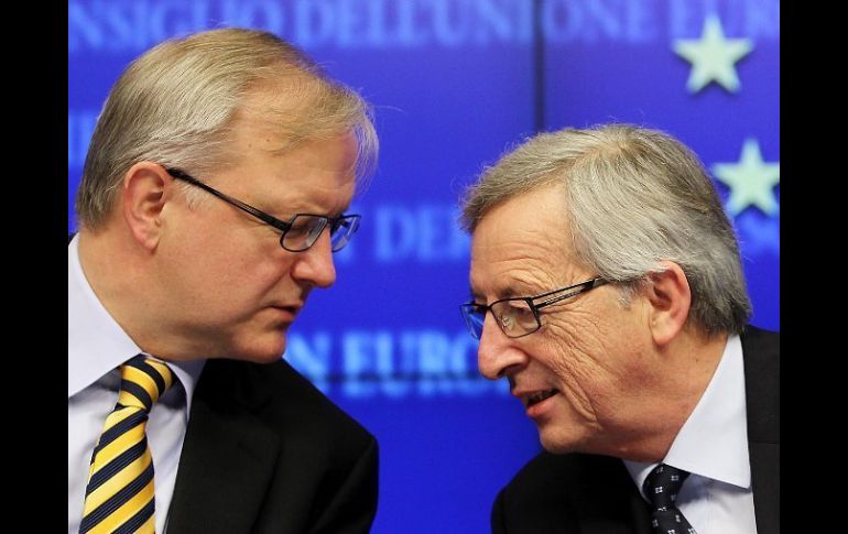 Jean-Claude Juncker (d), habla con el comisionado europeo de asuntos monetarios, Olli Rehn (i). EFE  /