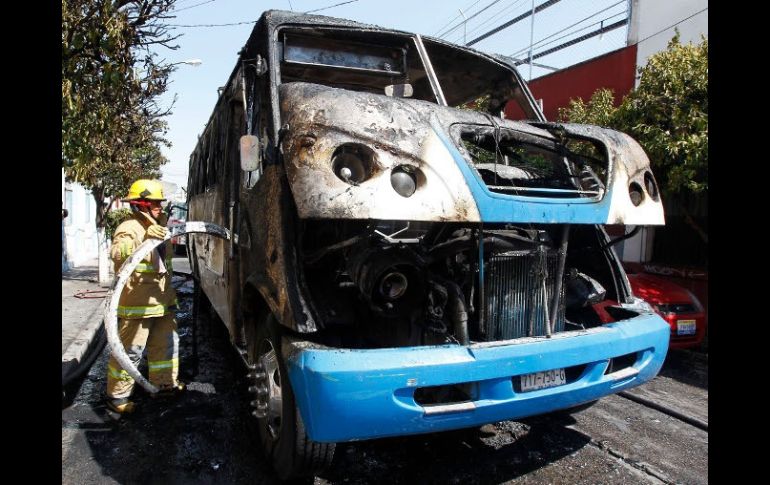 Una de las unidades del transporte público incendiadas el pasado 9 de marzo. ARCHIVO  /