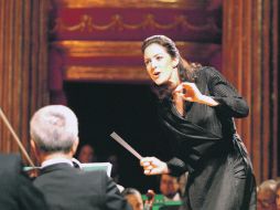 Alondra de la Parra durante un concierto al frente de la OFJ.  /