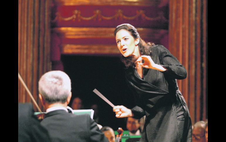 Alondra de la Parra durante un concierto al frente de la OFJ.  /