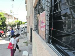 Uno de los departamentos afectado por la explosión. Cartones y bolsas negras suplen el vidrio de las ventanas.  /