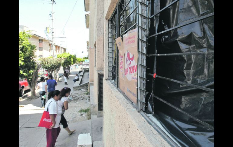 Uno de los departamentos afectado por la explosión. Cartones y bolsas negras suplen el vidrio de las ventanas.  /