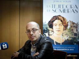 El escritor, Jorge Volpi, hoy durante una entrevista para presentar su libro ''La tejedora de sombras'' . EFE  /