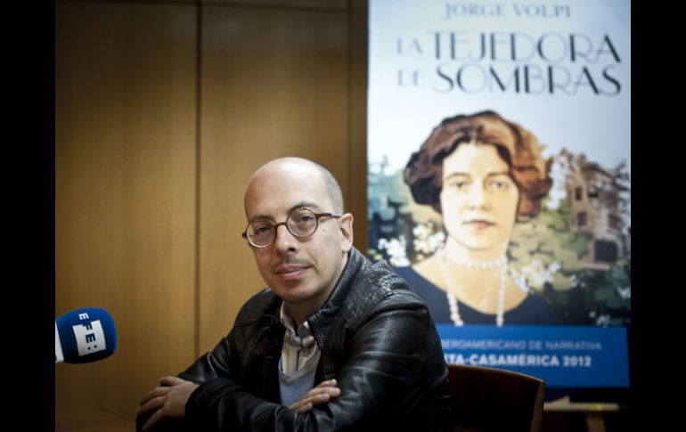 El escritor, Jorge Volpi, hoy durante una entrevista para presentar su libro ''La tejedora de sombras'' . EFE  /