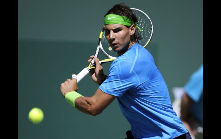 Rafael Nadal durante el juego contra el argentino Leonardo Mayer, en el Indian Wells. EFE  /