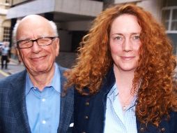 Rebekah Brooks acompañada de Rupert Murdoch.  AFP  /