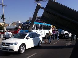 Una unidad de la ruta 622 ignoró la luz roja y fue impactado por dos camiones más.  /