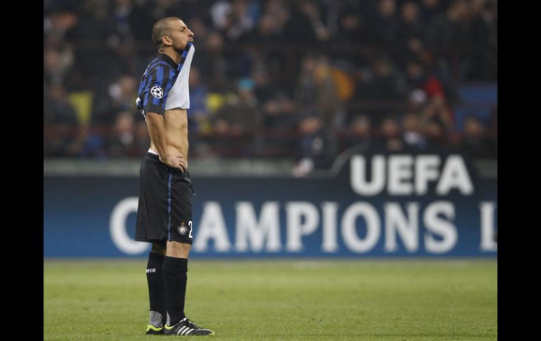 El defensa Walter Samuel, del Inter, lamenta la elimianción de su equipo en la CHampions League. AP  /